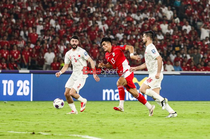 Ramadhan Sananta (tengah) sedang berusaha merebut bola dalam laga lanjutan babak penyisihan Grup C Kualifikasi Piala Dunia 2026 zona Asia antara Timnas Indonesia versus Timnas Bahrain di Stadion Utama Gelora Bung Karno, Senayan, Jakarta, Selasa (25/3/2025).