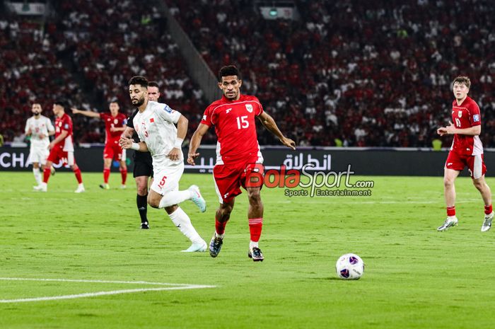 Ricky Kambuaya (kanan) sedang menguasai bola dalam laga lanjutan babak penyisihan Grup C Kualifikasi Piala Dunia 2026 zona Asia antara Timnas Indonesia versus Timnas Bahrain di Stadion Utama Gelora Bung Karno, Senayan, Jakarta, Selasa (25/3/2025).