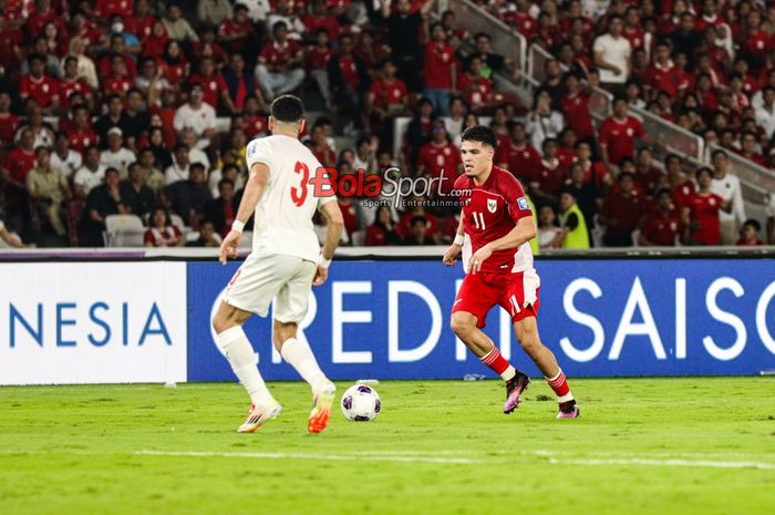 Ragnar Oratmangoen (kanan) sedang menguasai bola dalam laga lanjutan babak penyisihan Grup C Kualifikasi Piala Dunia 2026 zona Asia antara Timnas Indonesia versus Timnas Bahrain di Stadion Utama Gelora Bung Karno, Senayan, Jakarta, Selasa (25/3/2025).