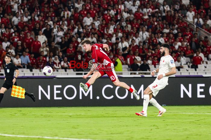 Ole Romeny (kiri) sedang menendang bola dalam laga lanjutan Grup C Kualifikasi Piala Dunia 2026 Zona Asia antara Timnas Indonesia versus Timnas Bahrain di Stadion Utama Gelora Bung Karno, Senayan, Jakarta, Selasa (25/3/2025).