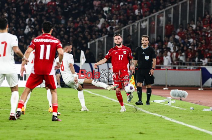 Calvin Verdonk (kanan) beri kabar baik jelang timnas Indonesia vs China di Kualifikasi Piala Dunia 2026.