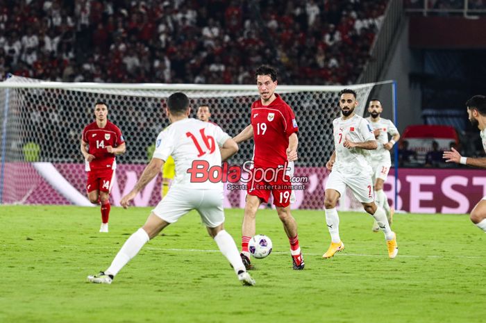 Thom Haye (tengah) sedang menguasai bola dalam laga lanjutan babak penyisihan Grup C Kualifikasi Piala Dunia 2026 zona Asia antara Timnas Indonesia versus Timnas Bahrain di Stadion Utama Gelora Bung Karno, Senayan, Jakarta, Selasa (25/3/2025).