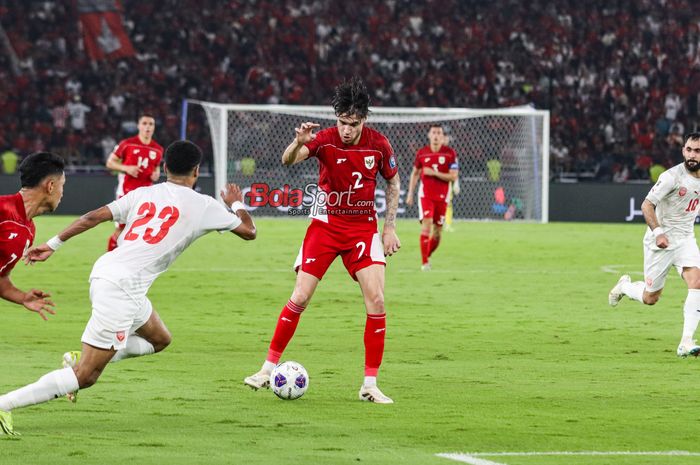 Kevin Diks (tengah) sedang menguasai bola dalam laga lanjutan babak penyisihan Grup C Kualifikasi Piala Dunia 2026 zona Asia antara Timnas Indonesia versus Timnas Bahrain di Stadion Utama Gelora Bung Karno, Senayan, Jakarta, Selasa (25/3/2025).