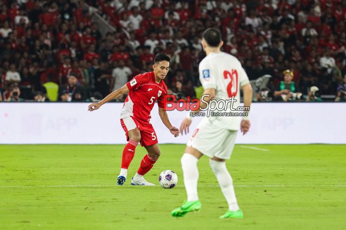 Rizky Ridho (kiri) sedang menguasai bola dalam laga lanjutan babak penyisihan Grup C Kualifikasi Piala Dunia 2026 zona Asia antara Timnas Indonesia versus Timnas Bahrain di Stadion Utama Gelora Bung Karno, Senayan, Jakarta, Selasa (25/3/2025).
