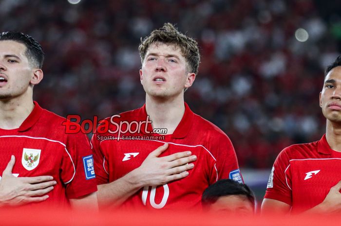 Pemain Timnas Indonesia, Ole Romeny, saat menyanyikan lagu Indonesia Raya jelang berlaga di Stadion Utama Gelora Bung Karno, Senayan, Jakarta, Selasa (25/3/2025).