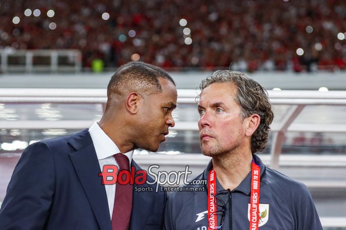 Pelatih Timnas Indonesia, Patrick Kluivert (kiri), sedang berdiskusi dengan asistennya bernama Alex Pastoor (kanan) saat memantau timnya bertanding di Stadion Utama Gelora Bung Karno, Senayan, Jakarta, Selasa (25/3/2025).
