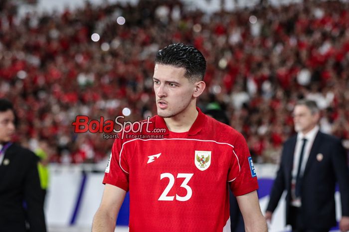 Pemain Timnas Indonesia, Justin Hubner, saat memasuki lapangan jelang berlaga di Stadion Utama Gelora Bung Karno, Senayan, Jakarta, Selasa (25/3/2025).