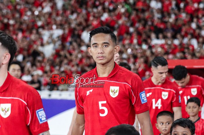 Pemain Timnas Indonesia, Rizky Ridho, saat memasuki lapangan jelang berlaga di Stadion Utama Gelora Bung Karno, Senayan, Jakarta, Selasa (25/3/2025).