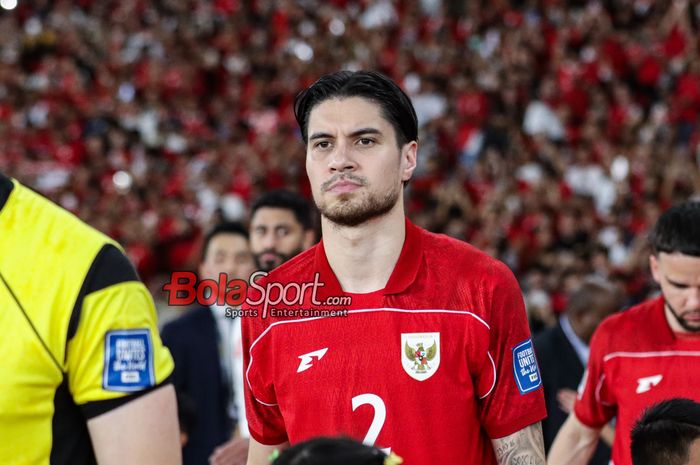 Pemain Timnas Indonesia, Kevin Diks, saat memasuki lapangan jelang berlaga di Stadion Utama Gelora Bung Karno, Senayan, Jakarta, Selasa (25/3/2025).