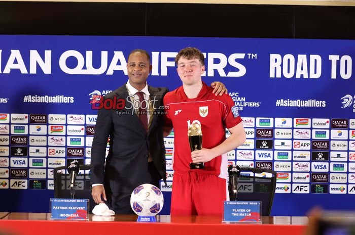 Penyerang Timnas Indonesia Ole Romeny (kanan) bicara blak-blakan soal pelatih Patrick Kluivert (kiri) seusai menjalani debut bersama skuad Garuda.
