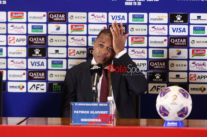 Pelatih Timnas Indonesia, Patrick Kluivert, sedang memberikan keterangan kepada awak media di Media Center Stadion Utama Gelora Bung Karno, Senayan, Jakarta, Selasa (25/3/2025).