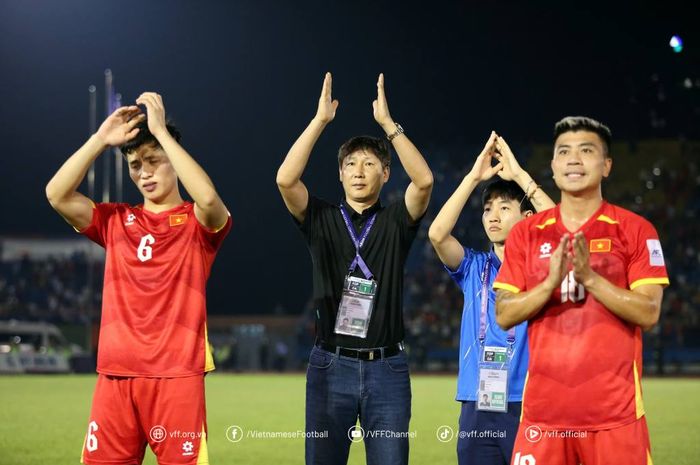 Pelatih Timnas Vietnam Kim Sang-sik dan para pemainnya memberikan ucapan terima kasih kepada fans yang hadir di stadion.