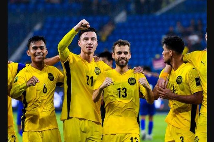 Pemain Timnas Malaysia, Hector Hevel (tengah kanan), merayakan gol ke gawang Timnas Nepal bersama rekan-rekannya.