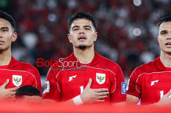 Pemain Timnas Indonesia, Ragnar Oratmangoen, saat menyanyikan lagu Indonesia Raya jelang berlaga di Stadion Utama Gelora Bung Karno, Senayan, Jakarta, Selasa (25/3/2025).