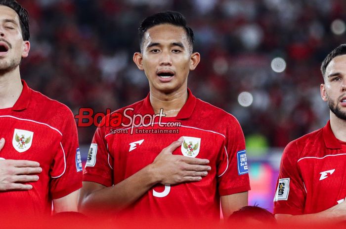 Pemain Timnas Indonesia, Rizky Ridho, saat menyanyikan lagu Indonesia Raya jelang berlaga di Stadion Utama Gelora Bung Karno, Senayan, Jakarta, Selasa (25/3/2025).