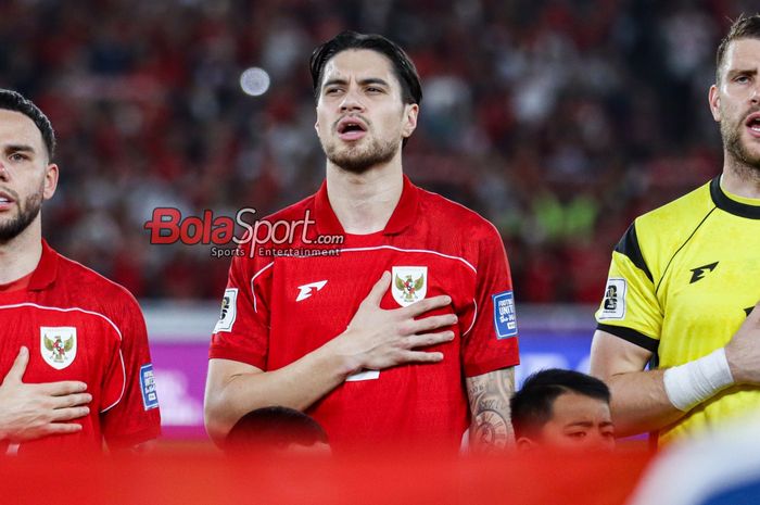 Pemain Timnas Indonesia, Kevin Diks, saat menyanyikan lagu Indonesia Raya jelang berlaga di Stadion Utama Gelora Bung Karno, Senayan, Jakarta, Selasa (25/3/2025).