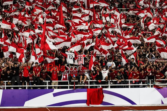 Aksi suporter Timnas Indonesia mengibarkan bendera Merah Putih di Stadion Utama Gelora Bung Karno, Senayan, Jakarta, Selasa (25/3/2025).
