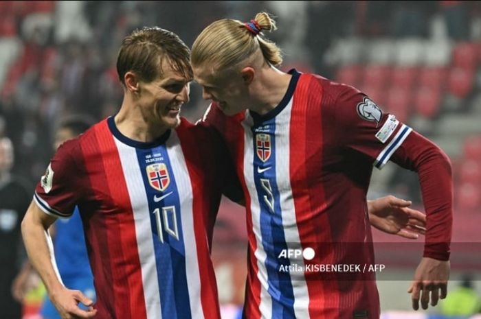 Erling Haaland (kanan) dan Martin Odegaard merayakan gol timnas Norwegia ke gawang Israel pada Kualifikasi Piala Dunia 2026 (25/3/2025).