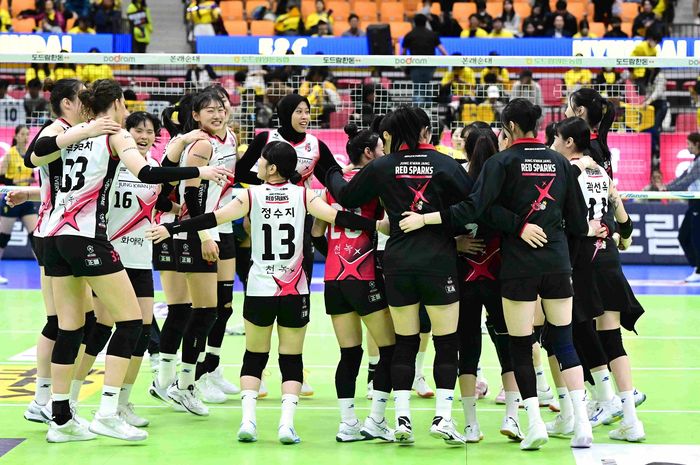 Para pemain Daejeon JungKwanJang Red Sparks merayakan kemenangan pada pertandingan pertama playoff Liga Voli Korea kontra Suwon Hyundai E&amp;C Hillstate