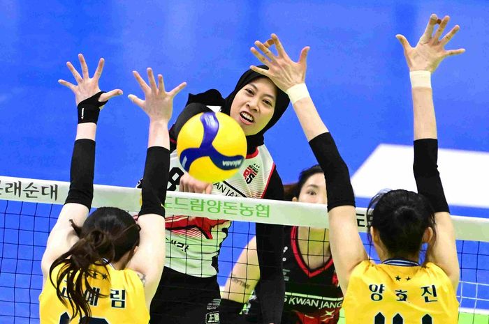 Opposite Daejeon JungKwanJang Red Sparks, Megawati Hangestri Pertiwi melepaskan spike yang dijaga dua middle blocker Suwon Hyundai E&amp;C Hillstate