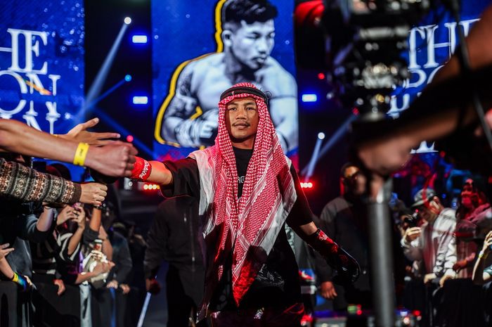 Rodtang Jitmuangnon berjalan menuju ring ONE 172 dalam laga melawan Takeru Segawa di Saitama Super Arena, Jepang, pada Minggu (23/3/2025).