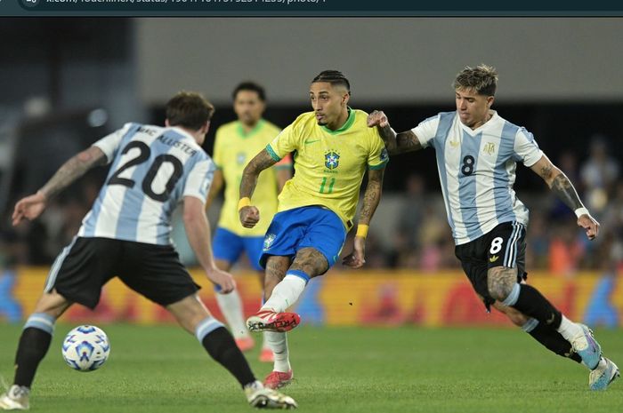 Winger Timnas Brasil, Raphinha, mendapat sorotan akibat omongan besarnya soal melawan Timnas Argentina dalam Kualifikasi Piala Dunia 2026 zona CONMEBOL.