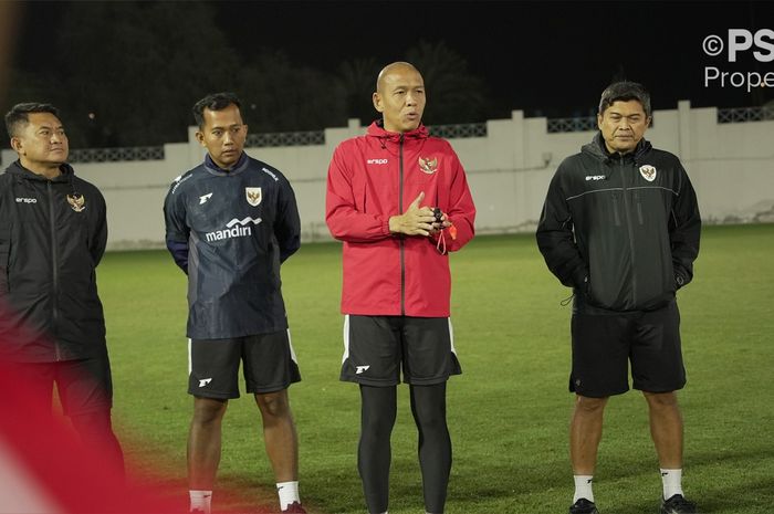 Pelatih Timnas U-17 Indonesia, Nova Arianto, saat memberikan arahan kepada para pemain dalam latihan.