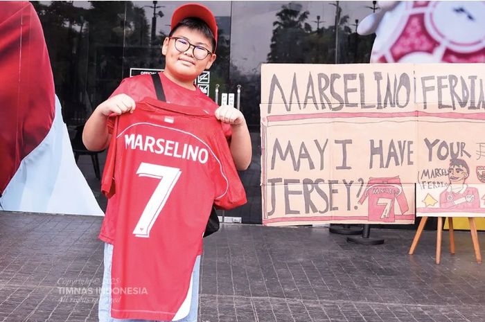 Suporter timnas Indonesia Kenneth mendapatkan jersey Marselino Ferdinan