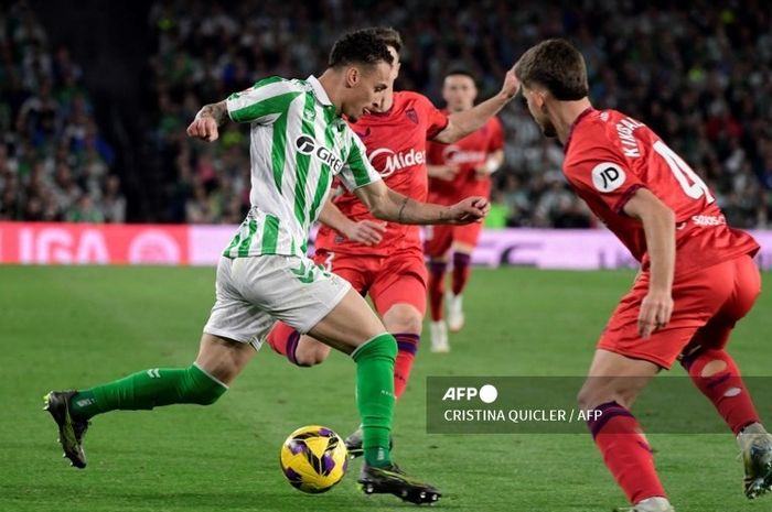 Momen Antony bermain untuk Real Betis dalam laga kontra Sevilla dalam lanjutan Liga Spanyol 2024-2025.