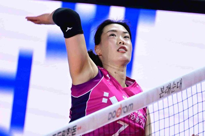 Outside hitter Incheon Heungkuk Life Pink Spiders, Choi Eun-ji hendak melepaskan spike 