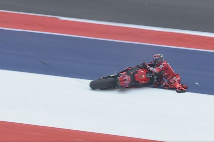 Penyebab dua kecelakaan krusial yang dialami Marc Marquez di MotoGP 2025 sejauh ini jadi pembahasan Bos Ducati, Davide Tardozzi.