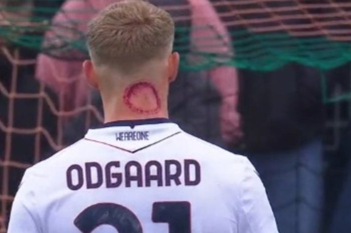 Foto penyerang Bologna Jens Odgaard saat melawan Venezia menjadi viral di media sosial.