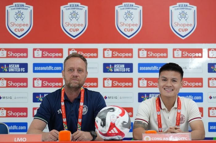 Bintang CAHN dan Timnas Vietnam, Nguyen Quang Hai (kanan), menghadiri konferensi pers menjelang laga melawan PSM Makassar.