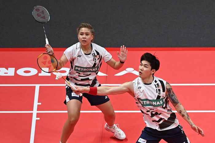 Ganda campuran Malaysia, Chen Tang Jie /Toh Ee Wei, saat tampil pada pertandingan semifinal BWF World Tour Finals di Hangzhou, Zhejiang, China, 14 Desember 2024.