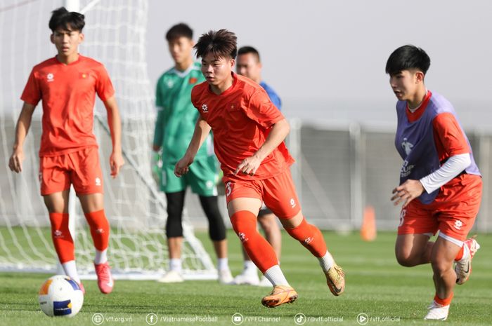 Suasana latihan Timnas U-17 Vietnam menjelang Piala Asia U-17 2025.