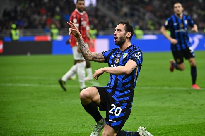 Gelandang Inter Milan, Hakan Calhanoglu, merayakan gol yang dicetaknya ke gawang AC Milan di leg pertama semifinal Coppa Italia, Rabu (2/4/2025) di San Siro.
