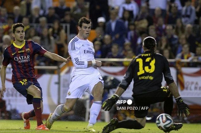 Momen Gareth Bale mencetak gol ke gawang Barcelona pada final Copa del Rey edisi 2013-2014.