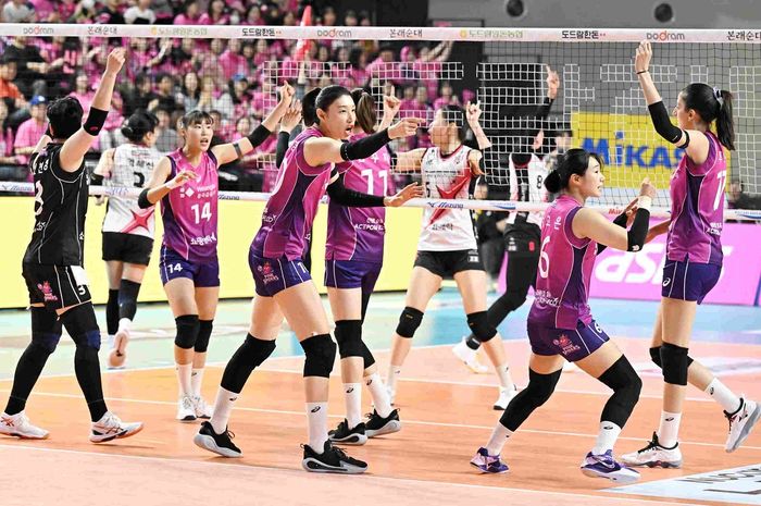 Kim Yeon-koung saat laga antara Incheon Heungkuk Life Pink Spiders dan Daejeon JungKwanJang Red Sparks pada laga kedua babak final Liga Voli Korea, Rabu (2/4/2025).