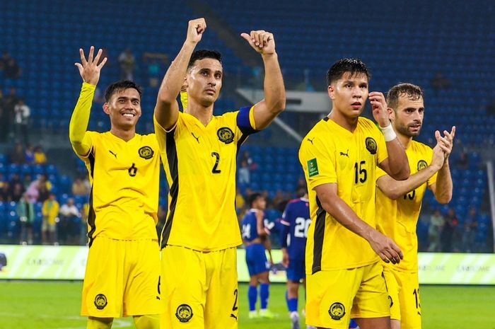 Para pemain Timnas Malaysia menyapa para penggemar di stadion.