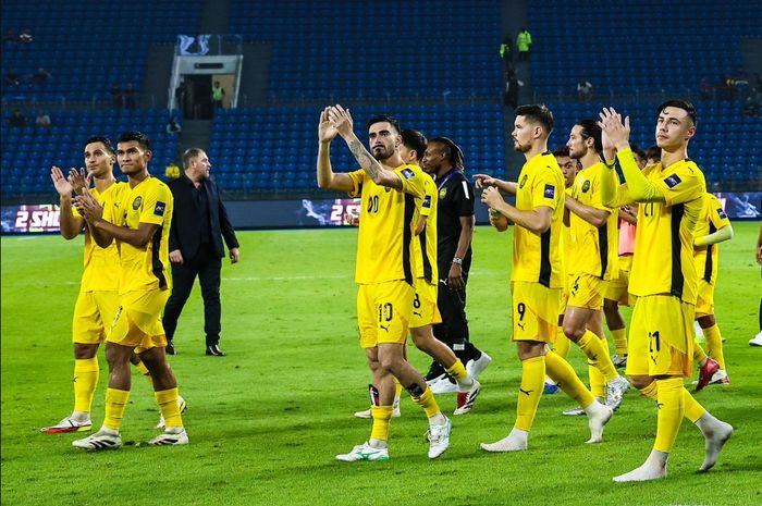 Para pemain Timnas Malaysia menyapa penggemar yang hadir di stadion.