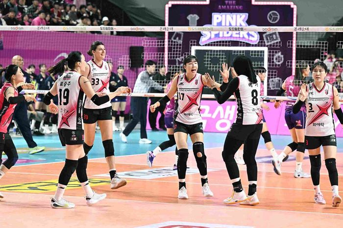 Reaksi para pemain Daejeon JungKwanJang Red Sparks saat melawan Incheon Heungkuk Life Pink Spiders pada leg kedua final Liga Voli Korea 2024-2025 di Incheon, Korea Selatan, 2 April 2025. (Ki-Ka) Noh ran, Pyo Seung-ju, Vanja Bukilic, Jung Ho-young, Megawati Hangestri Pertiwi, Yeum Hye-seon.