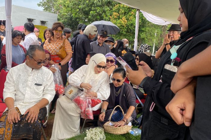 Prosesi pemakaman Ray Sahetapy dihadiri oleh mantan istrinya yaitu aktris senior Dewi Yull yang tiba di TPU Tanah Kusir sekitar pukul 13.15.