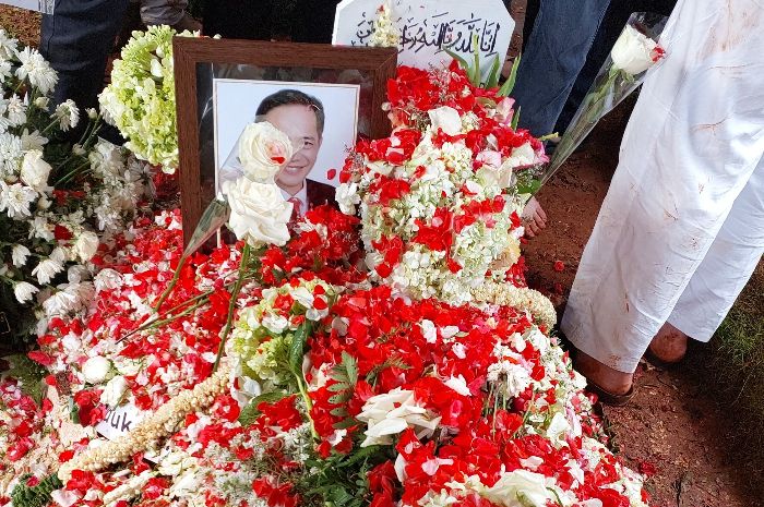 Ray Sahetapy dimakamkan dengan prosesi pemakaman secara Islam.