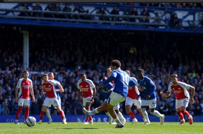 Winger Everton, Iliman Ndiaye, mencetak gol penalti ke gawang Arsenal pada matchweek ke-31 Liga Inggris 2024-2025 di Stadion Goodison Park, Sabtu (5/4/2025).