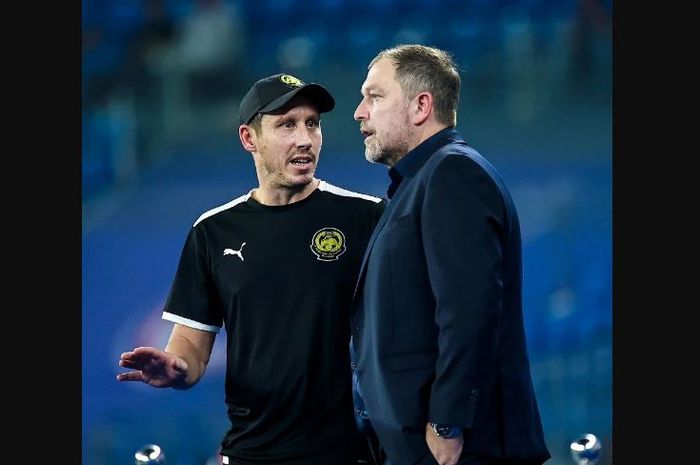 Mark Milligan (kiri) bersama pelatih Timnas Malaysia, Peter Cklamovski.