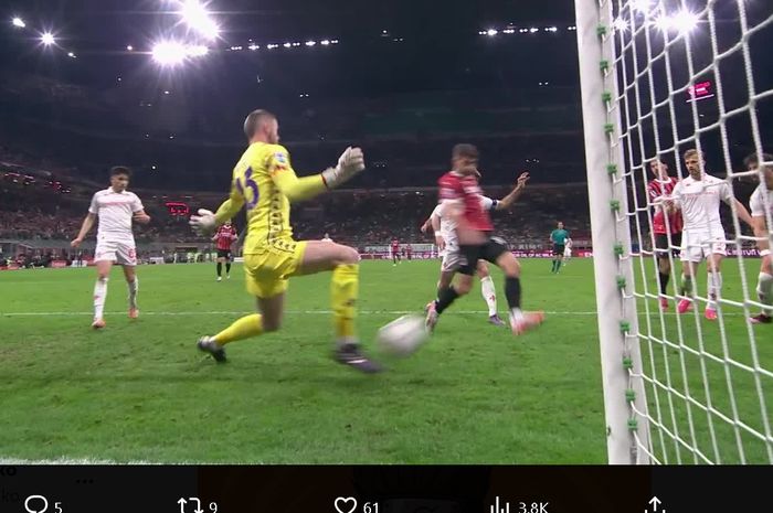 Salah satu penyelamatan David de Gea untuk upaya Christian Pulisic dalam laga AC Milan vs Fiorentina pada pekan ke-31 Liga Italia, Sabtu (5/4/2025) di San Siro.