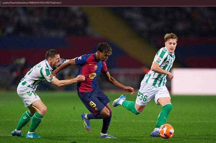 Barcelona gagal melebarkan jarak dengan Real Madrid usai hanya bermain imbang 1-1 kontra Real Betis.