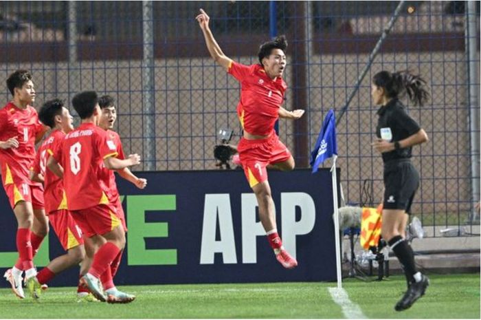 Skuad Timnas U-17 Vietnam merayakan gol mereka ke gawang Timnas U-17 Australia pada laga perdana Grup B Piala Asia U-17 2025.