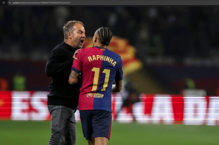 Ruang ganti Barcelona dikabarkan kembali memanas setelah Raphinha tertangkap kamera melakukan hal tidak sopan ke pelatih dan kapten tim.