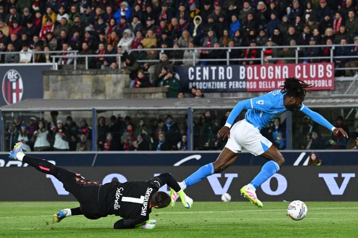 Andre Zambo Anguissa (kanan) mencetak gol Napoli ke gawang Bologna pada duel Liga Italia di Renato Dall'Ara (7/4/2025).